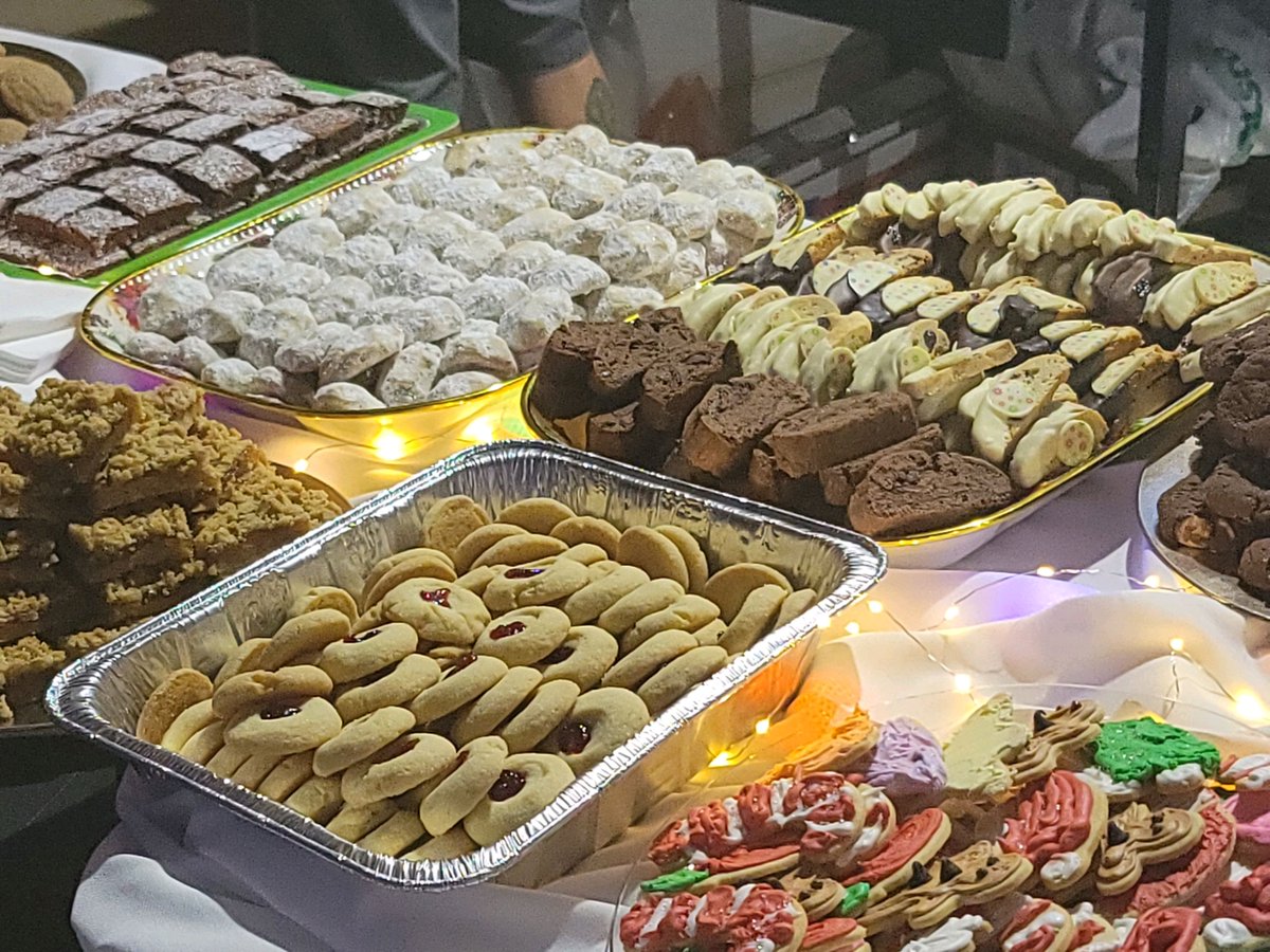 SKFunnelCakes's tweet photo. Windsor Park Elementary knows how to party as they were celebrated by the @Panthers and Hornets Nest Girl Scouts! Cookies were donated by Johnson &amp; Wales University. 
#skfunnelcake #blackownedbusiness #givingback #loveothers #charlotte #charlottefoodtrucks https://t.co/fDwQcP6Y4z