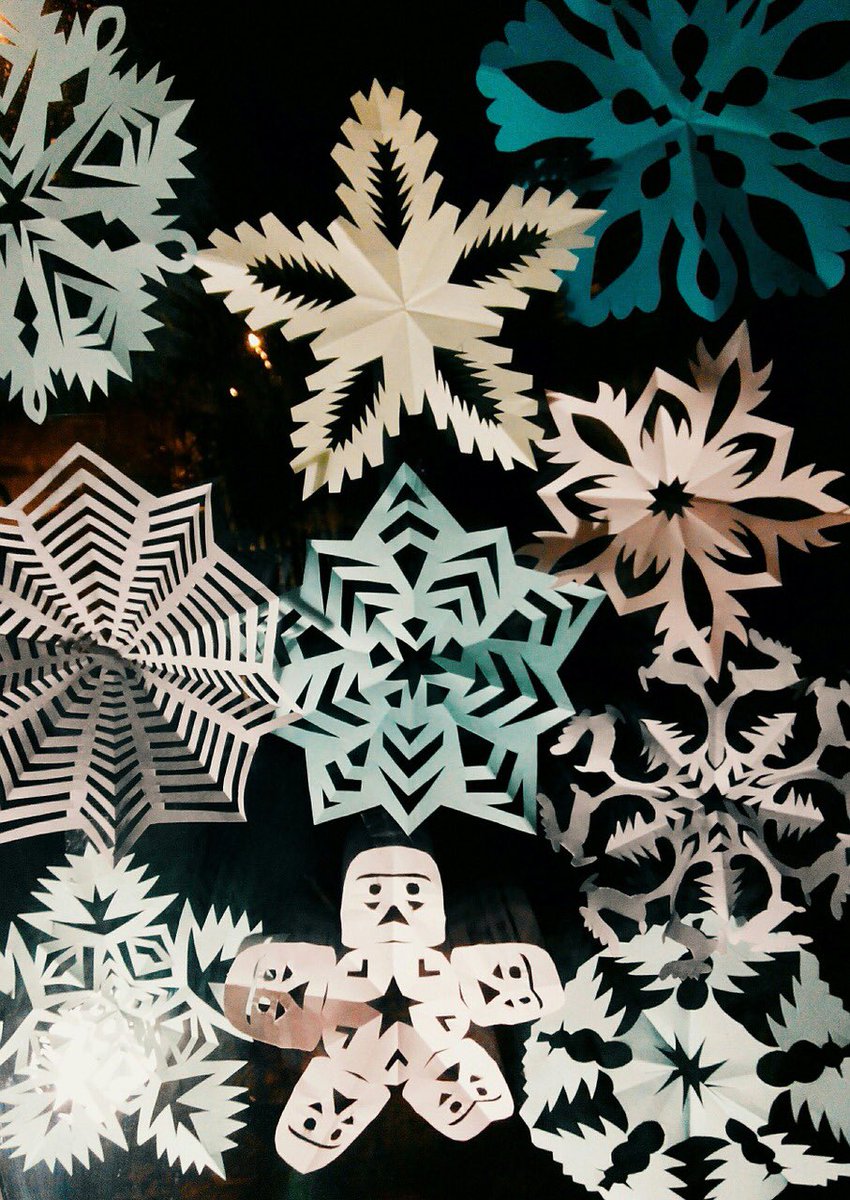 TUS_Seven's tweet photo. Happy Wednesday!! Lately I’ve been reminiscing on Christmas time when I was a kid🥰 I loved making paper snowflakes in school❄️⛄️ what’s your favourite festive childhood memory? #TUS7_comp #wednesday https://t.co/aURH1GClws