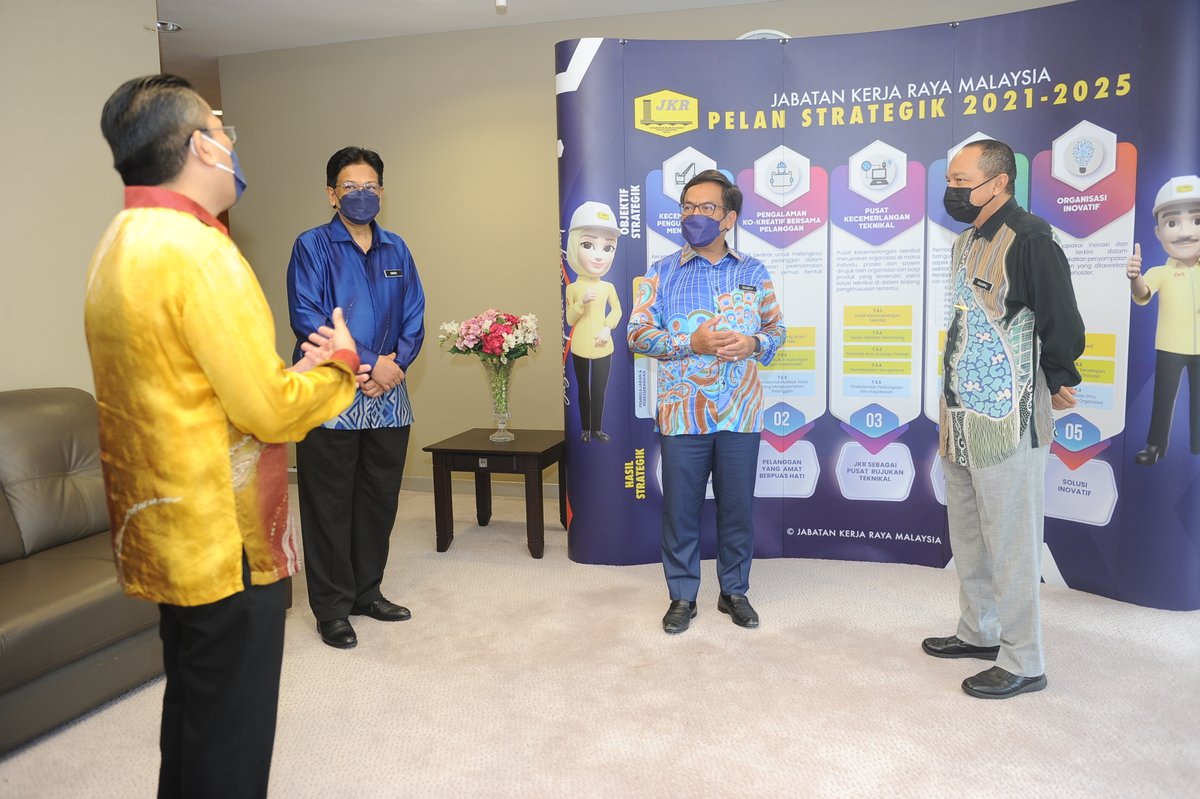 UrusetiaJ's tweet photo. Penyampaian Cenderahati Mesyuarat JPAK oleh PK CPAB selaku Setiausaha JPAK kepada YBhg. Datuk KPKR dengan berlatarkan Pelan Strategik JKR Malaysia 2021-2025 yang menyokong aspirasi pengurusan aset kerajaan.
@zukiAli_ @IrZulkefly @NasriZulkipli @JKRMalaysia https://t.co/B2FhGFD2L6