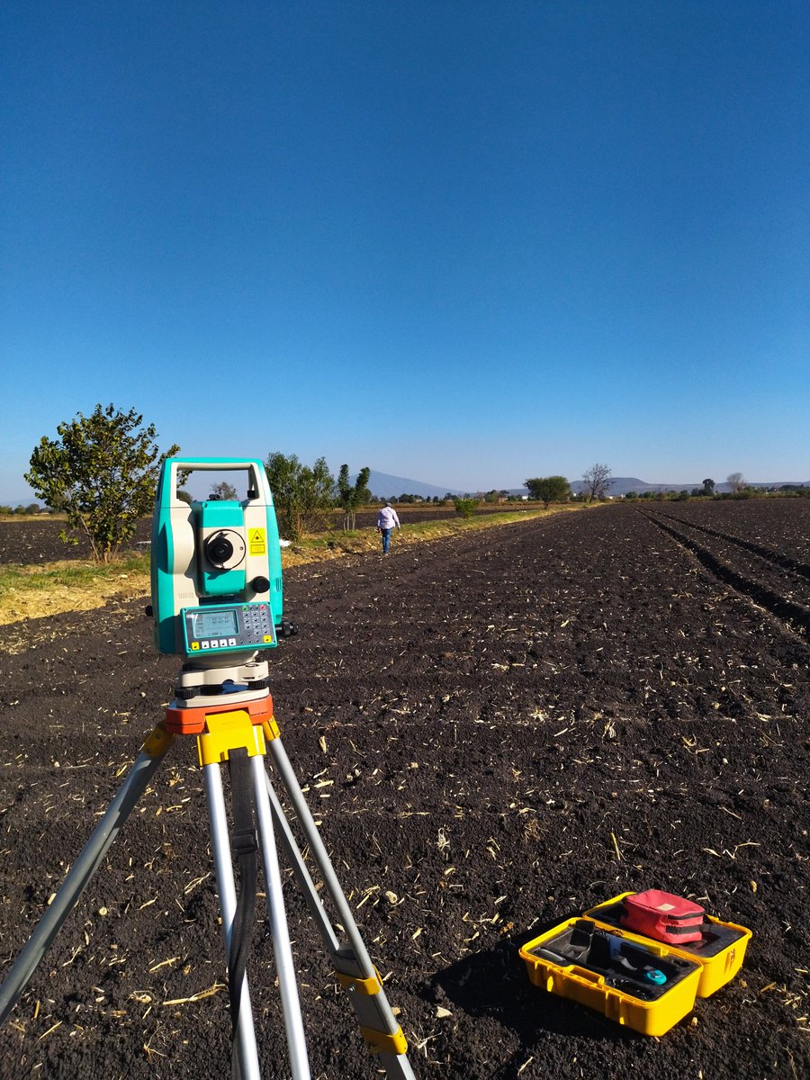 francisco25_03's tweet photo. En apoyo a los productores de Valle de Santiago, se empezó con trabajos de caracterización en campo, levantamientos topográficos y toma de muestras de suelo para análisis de textura. 
#Agua @MUAC_GTO @gustw_10 @SDAyR_GTO https://t.co/OKXQpGgUqr