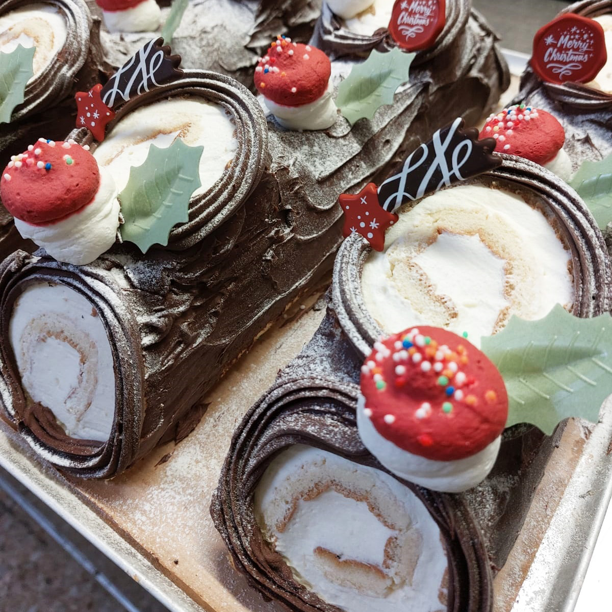 Gaudeix de les festes amb els nostres troncs de #Nadal. Combinem originalitat i tradició! En tenim farcits de #nata o de #trufa. Banyats en #xocolata i decorats amb bolets, fulles i ninots de Nadal. 🍰🍫🎄🎅 #Nadal2021 #NouBarris #Barcelona