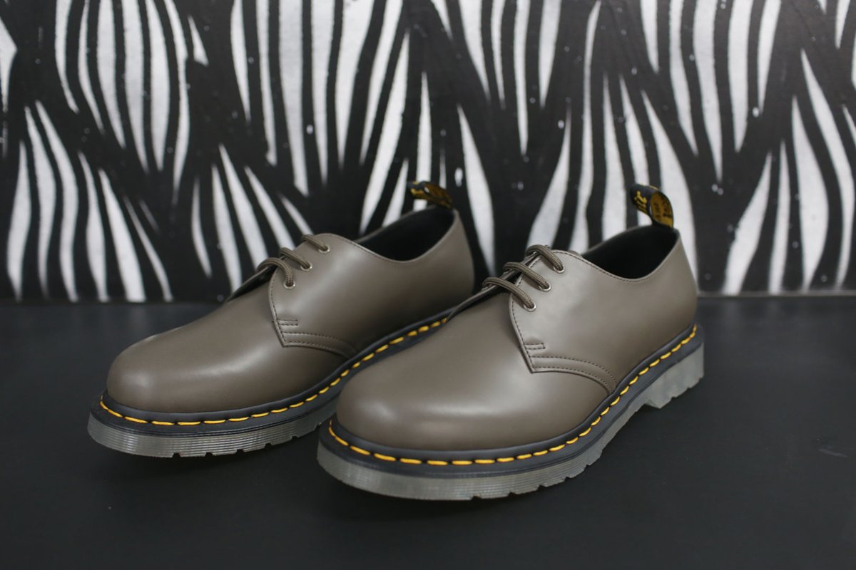 schoenhaesslich's tweet photo. ᵂ ᴱ ᴿ ᴮ ᵁ ᴺ ᴳ 🎁 Türchen Nr. 14 – Man munkelt, dass selbst der Weihnachtsmann höchstpersönlich auf dieses feste Schuhwerk setzt.

Wenn auch du mit einem frischen Paar Dr. Martens ins neue Jahr starten willst➡ https://t.co/EOiWzzf4oZ

#win #xmas #christmas #casadenoel https://t.co/XsU4BmTB77