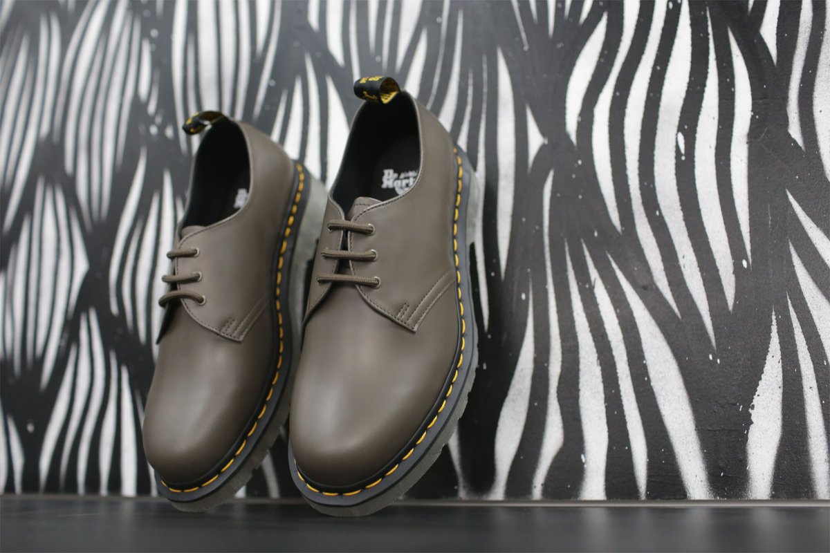 schoenhaesslich's tweet photo. ᵂ ᴱ ᴿ ᴮ ᵁ ᴺ ᴳ 🎁 Türchen Nr. 14 – Man munkelt, dass selbst der Weihnachtsmann höchstpersönlich auf dieses feste Schuhwerk setzt.

Wenn auch du mit einem frischen Paar Dr. Martens ins neue Jahr starten willst➡ https://t.co/EOiWzzf4oZ

#win #xmas #christmas #casadenoel https://t.co/XsU4BmTB77