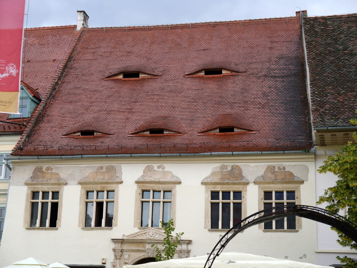 patrick_baud's tweet photo. Dans la ville transylvanienne de Sibiu, en Roumanie, les maisons ont des "yeux". Ces lucarnes typiques datent principalement du XIXe siècle, et elles servent à aérer les greniers. Mais elles donnent surtout l'impression que la ville nous observe à chaque instant. https://t.co/npt0iqlmcD