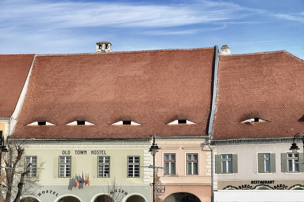 patrick_baud's tweet photo. Dans la ville transylvanienne de Sibiu, en Roumanie, les maisons ont des "yeux". Ces lucarnes typiques datent principalement du XIXe siècle, et elles servent à aérer les greniers. Mais elles donnent surtout l'impression que la ville nous observe à chaque instant. https://t.co/npt0iqlmcD