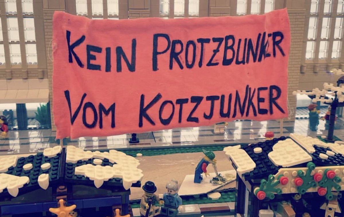 der_neukoellner's tweet photo. Neukölln bleibt stabil gegen Gentrifizierung.
Das Modell des Umbauprojektes am Hermannplatz wurde von Aktivist*innen im Neuköllner Protest Style umgestalltet. Bilder via @retep_kire https://t.co/PZqLXefFMx