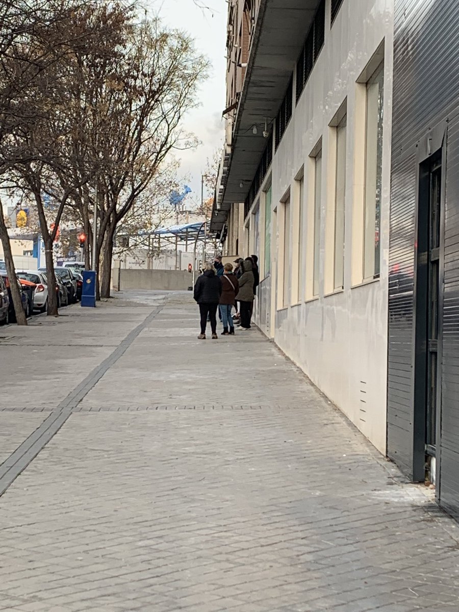 KISHASAKORI's tweet photo. Nuevo intento!!Hoy 11 pers delante y falta una hora hora para que lleguen los putos test… si hoy no se los llevan de 6 en 6 como ayer … lo mismo a las 11 pillo uno para el curro!!🥴😭😭😭

#fuckcovid #conciertorammstein #elmundosevaalamierda #humanidad #farmacia #TestAntigenos https://t.co/eZ5vjnpTZC
