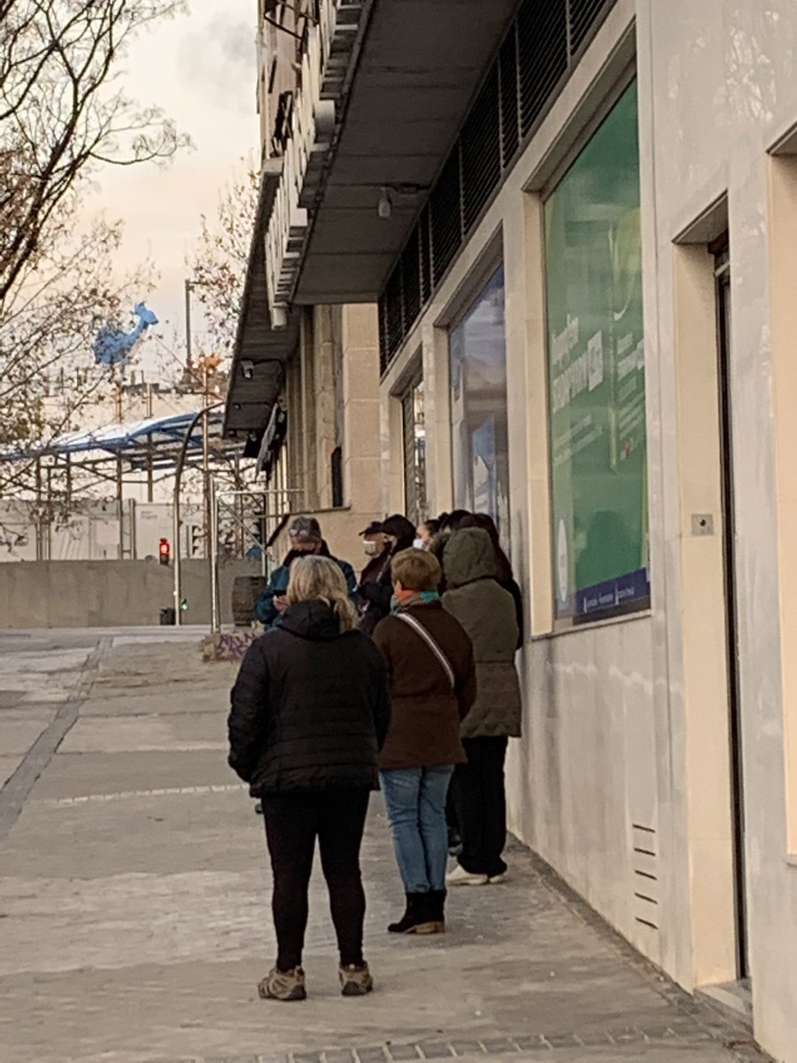 KISHASAKORI's tweet photo. Nuevo intento!!Hoy 11 pers delante y falta una hora hora para que lleguen los putos test… si hoy no se los llevan de 6 en 6 como ayer … lo mismo a las 11 pillo uno para el curro!!🥴😭😭😭

#fuckcovid #conciertorammstein #elmundosevaalamierda #humanidad #farmacia #TestAntigenos https://t.co/eZ5vjnpTZC