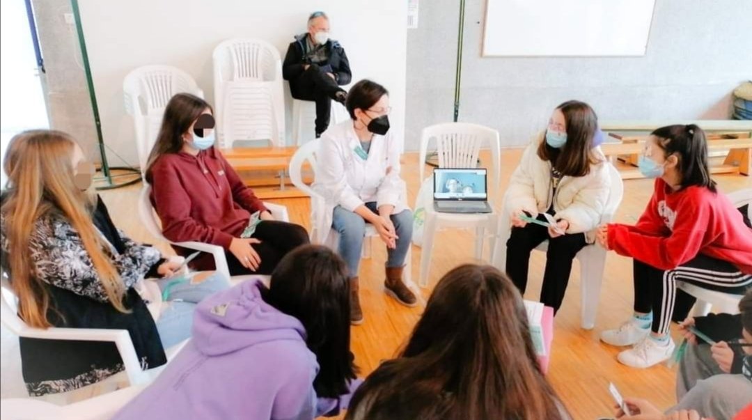 ArrabalAID's tweet image. Diálogo fructífero entre jóvenes y mujeres de sectores masculinizados  en #Livelibrary #EstereotiposdeGénero #CooperaciónInternacional @ayto_chiclana. Ana M.del Valle:  &quot;Nunca pensé que no podría
 desempeñar las mismas funciones. Eso no significa que haya sido un
camino fácil&quot;.