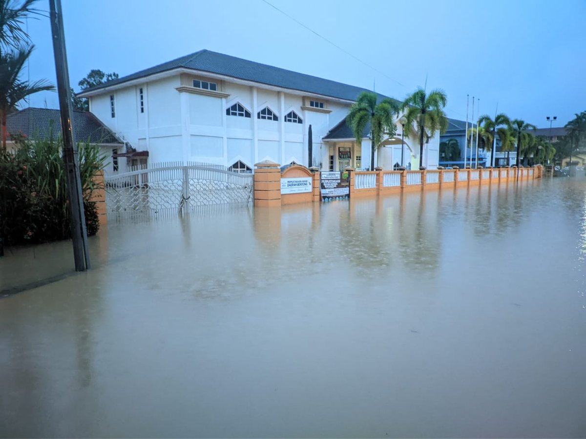 bentonglibrary's tweet photo. 19th December 2021, we've been hit hard.
We are closed for the time being. Stay strong Bentong 💪🏻. #DaruratBanjir https://t.co/js051dCZ7V