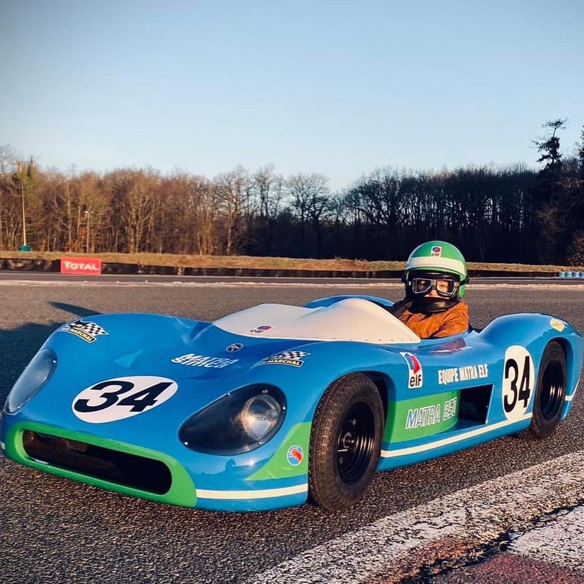 YvonAmiel's tweet photo. Il y a un petit garçon très chanceux qui va recevoir une Matra MS650, réalisée à son échelle par O-One, pour Noël…!
Magnifique, non ?! 🤩🇫🇷
https://t.co/6FXHybg1CJ
#matra #matra650 #antoinelepilote #enfant #album #dessin #miniature https://t.co/KIH2EwKpZN