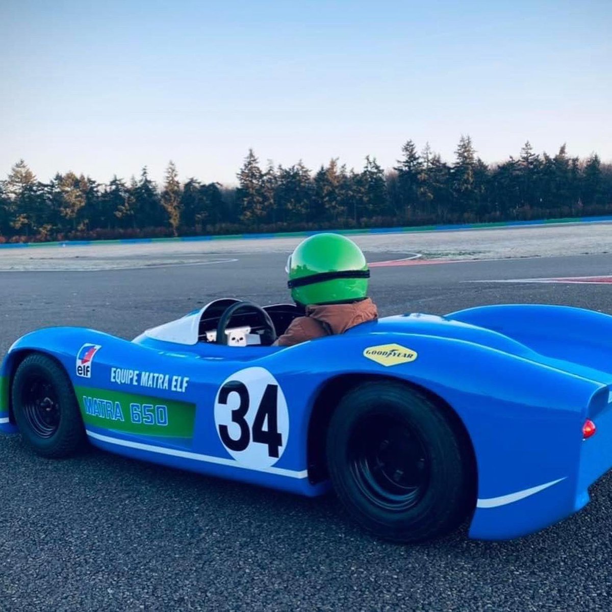 YvonAmiel's tweet photo. Il y a un petit garçon très chanceux qui va recevoir une Matra MS650, réalisée à son échelle par O-One, pour Noël…!
Magnifique, non ?! 🤩🇫🇷
https://t.co/6FXHybg1CJ
#matra #matra650 #antoinelepilote #enfant #album #dessin #miniature https://t.co/KIH2EwKpZN