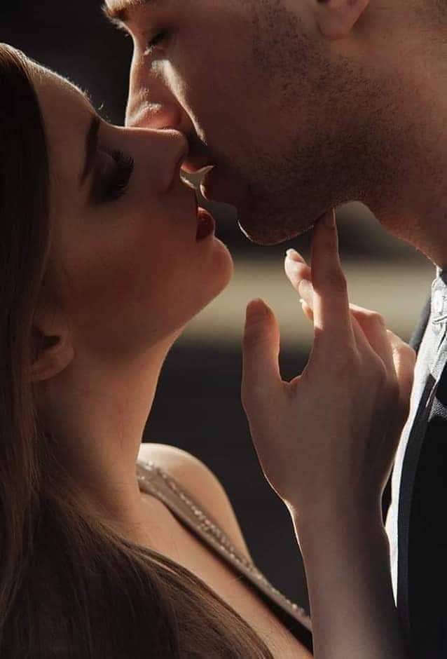 поцелую твою. поцелую твою. нежные губы девушки. поцелуй меня картинки. двое глаза в глаза.