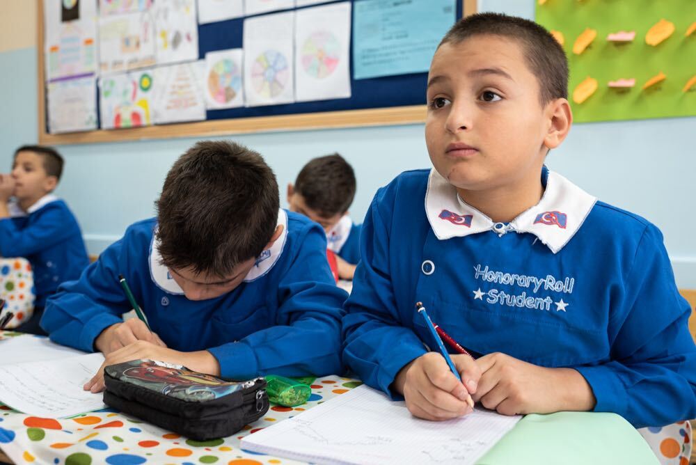 AB’den Türkiye’ye göçmenlerin eğitimi ve sınır güvenliği için 560 milyon Avroluk ek destek!🇪🇺🇹🇷
📌2 yıl boyunca gençlere yüksek eğitim bursu verilecek 
📌Öğretmenlere maaş ve ekipman katkısı sağlanacak
📌695 bin mülteci çocuğa eğitim katkısı sürecek:
bit.ly/32x7uEN
