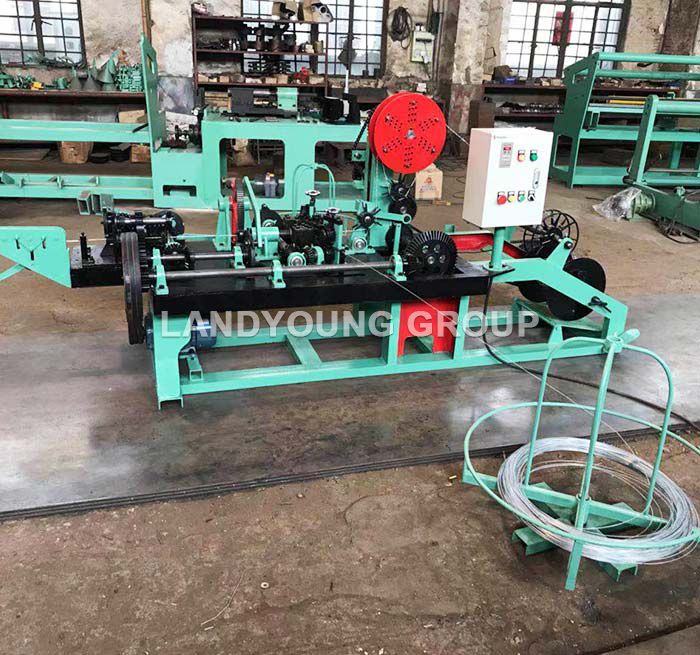 LandYoung1's tweet image. Barbed wire is a kind of modern security fencing materials, Barbed wire can be installed as deterrent to the perimeter intruders with piecing and cutting razor blades mounted at the top of the wall.
#ironwire #ironmesh #ironwireprice #galvanizedironwire #ironmeshprice