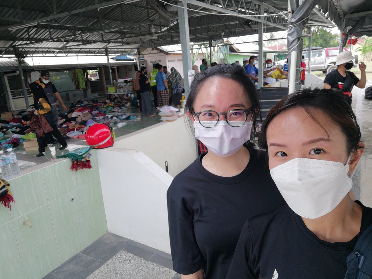 LSDizzy's tweet photo. So... Me and @Eu_Ling volunteered today. There were alot of spotlight on sri muda and pahang. But just around my neighbourhood, Kg Tengah Puchong is also suffering from the aftermath of the floods. I'd be honest, I did not have much to donate but I wanted to contribute anyhow. https://t.co/r7b7MqaA2W