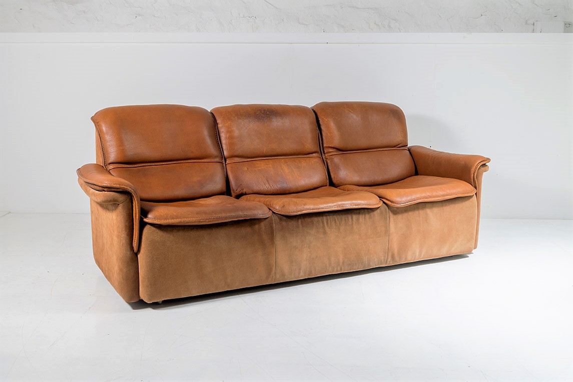 GreencoreGD's tweet photo. A superb quality sofa by De Sede, this 1970s DS 12 model features a highly desirable two tone configuration with thick leather to the seat and contrasting soft suede to the frame. #antiquesaregreen #vintage #Interiors #sofa #DeSede
https://t.co/1JgtIgpgrA https://t.co/ofdbNYdlwW