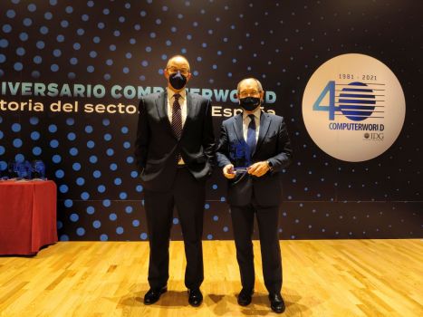 AMETIC_es's tweet photo. 🏆#AMETIC recibe el premio @ComputerworldES 40º Aniversario #Computerworld40 realzando el papel estratégico de las TIC en el mundo actual.
🤝#PedroMier, presidente de AMETIC, recibió el galardón de manos de Manuel Pastor, director general de @IDG_Spain
➡️https://t.co/dX1OwEakfa https://t.co/aNKjoWUM2i