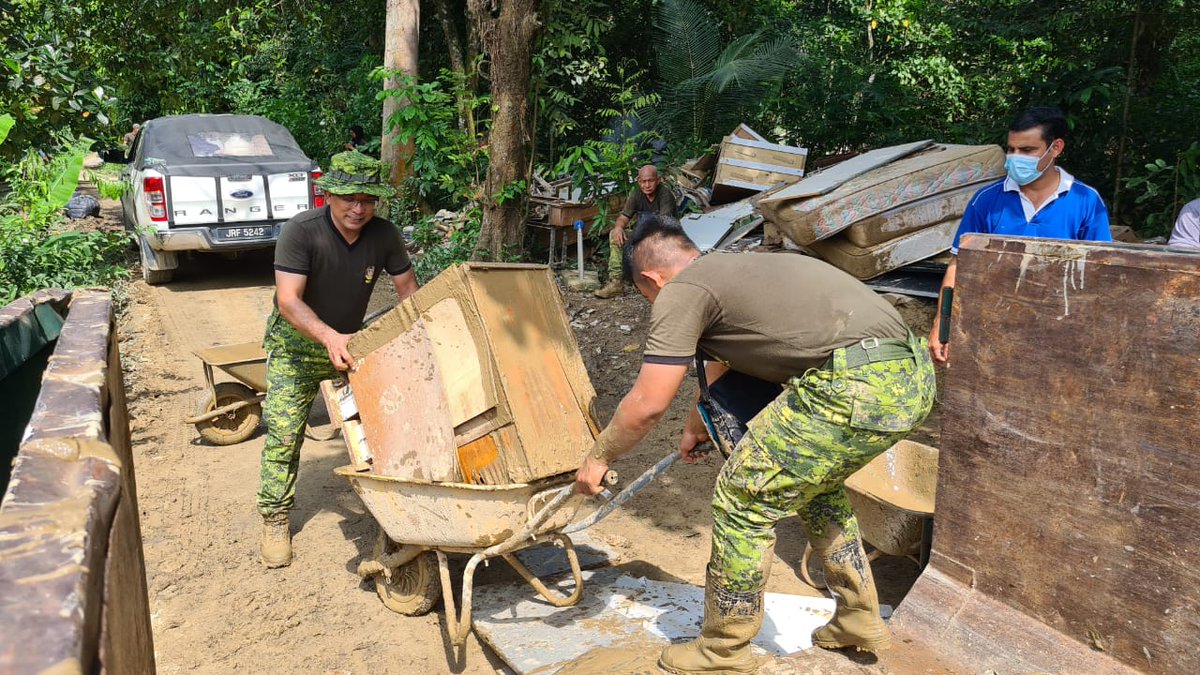 Terima kasih Tuan TKPjR Ridzuan Mohamad Zawawi bersama-sama anggota RELA Daerah Hulu Langat dalam pasca banjir di Kg Sg Lui dan Kg Sri Nanding Hulu Langat
#SetiaBerbakti #DaruratBanjir
<a href="/KDNPUTRAJAYA/">KDN🇲🇾</a> <a href="/dhzhamzah/">Hamzah</a> <a href="/IsmailSaid087/">DS Dr. Ismail Mohamed Said</a> <a href="/jonathanyasin/">jonathan yasin</a> <a href="/wandahlan/">Wan Ahmad Dahlan</a> <a href="/yahyakgc/">Yahya Sulaiman</a> <a href="/SazaliZin/">Mohd Sazali Mohd Zin</a>