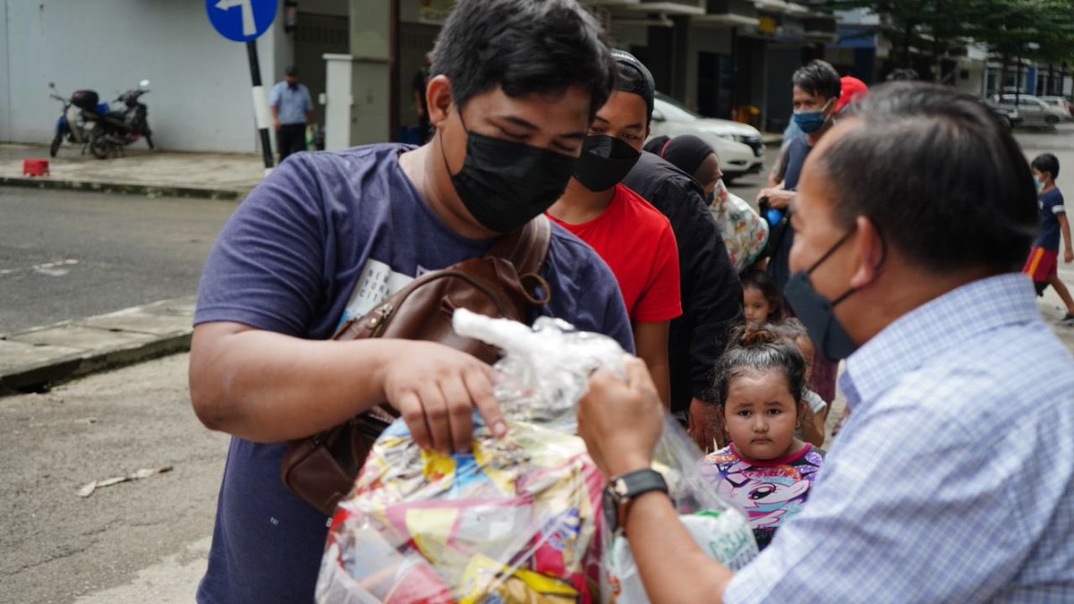 MKNJPM's tweet photo. Ketua Pengarah Keselamatan Negara, Majlis Keselamatan Negara, Jabatan Perdana Menteri (MKN, JPM) turut sempat menyampaikan bantuan kepada penduduk yang terjejas akibat bencana banjir di Taman Sri Muda, Shah Alam, Selangor semalam. https://t.co/AtqaZJp9Vc