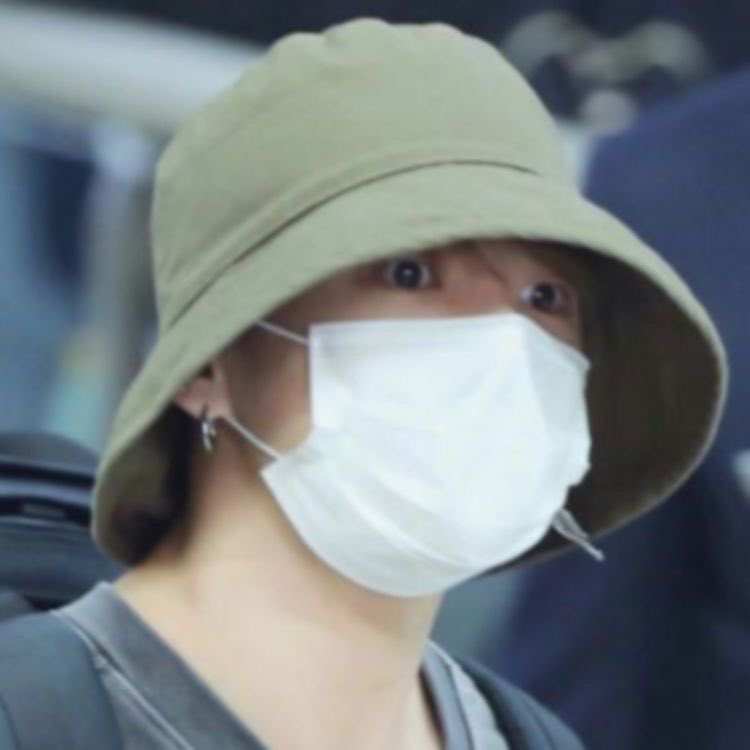 jeonficient's tweet photo. look at jungkook's big eyes peaking underneath his bucket hat :( https://t.co/qt5qMqkQgs