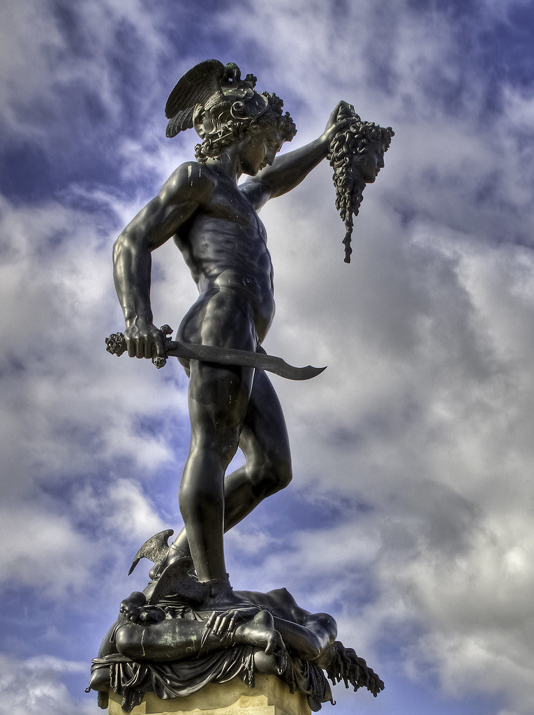 Персей бог древней греции. Персей герой древней греции. Как выглядит персей. Персей и медуза горгона. Персей убийство акрисий.