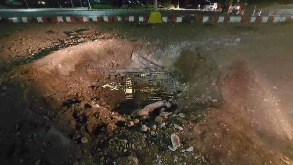 الاستمرار في ضرب الجسور واستهداف المدنيين إصرار على القتل والتدمير من قبل  أمر يكا التي توفر للسعودي مختلف أنواع القنابل والأسلحة .

 أمر يكا أم الإرهاب