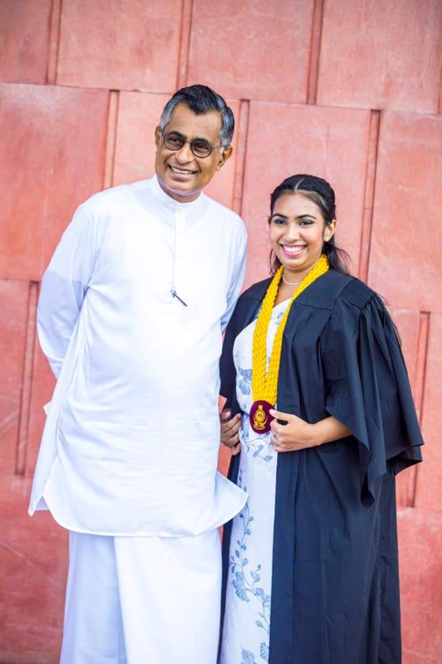 Asokafernando82's tweet photo. මොරටුව විශ්ව විද්‍යාලයේ විදුලි ඉංජිනේරු උපාධිය ලබා ගත් පාථලි චම්පික රණවක මැතිතුමාගේ දියණියට සුබ පැතුම්.
ප්‍රථම ශ්‍රේණයේ සමාර්ථයක් සහ දෙපාර්තමේන්තුවේ ප්‍රථමයාද ඇය විය. https://t.co/xEb7Nk15dg