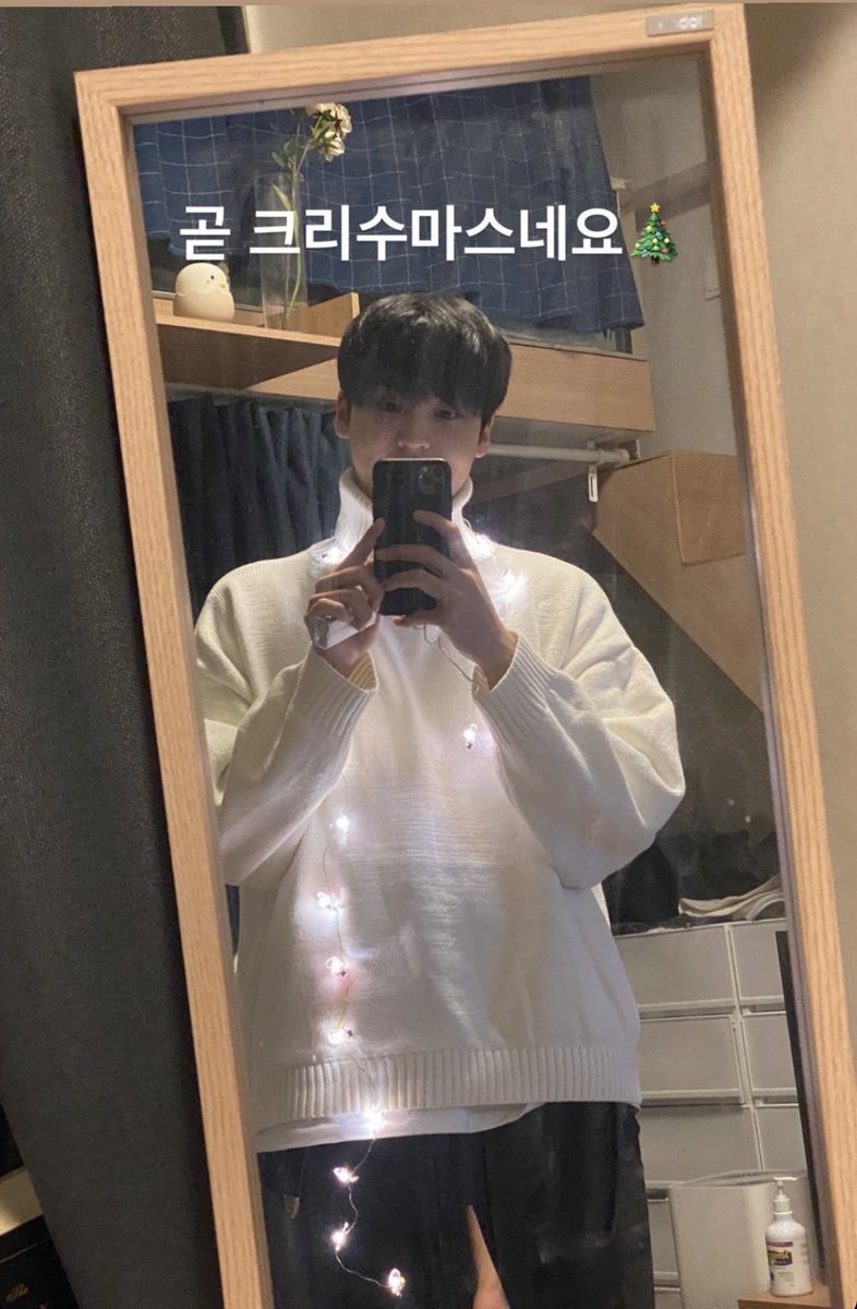 Good_Geon's tweet photo. 형아네집 이뿌게 꾸몄네 하얀트리 반짝반짝 빛나🎄뒤에 국헌이 팔이 보인다???? https://t.co/FRnACGcYPy