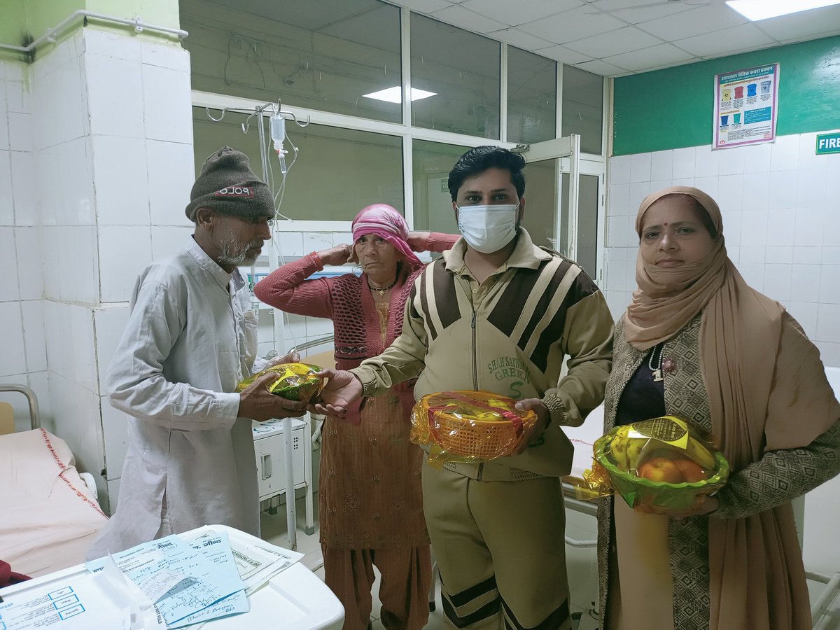 The volunteers of @DSSNewsUpdates always doing works of humanity. They are distributing fruits kits, warm clothes and blankets in government hospitals to needy patients and poor peoples under the guidance of Saint @Gurmeetramrahim ji 
#HealthyVibes