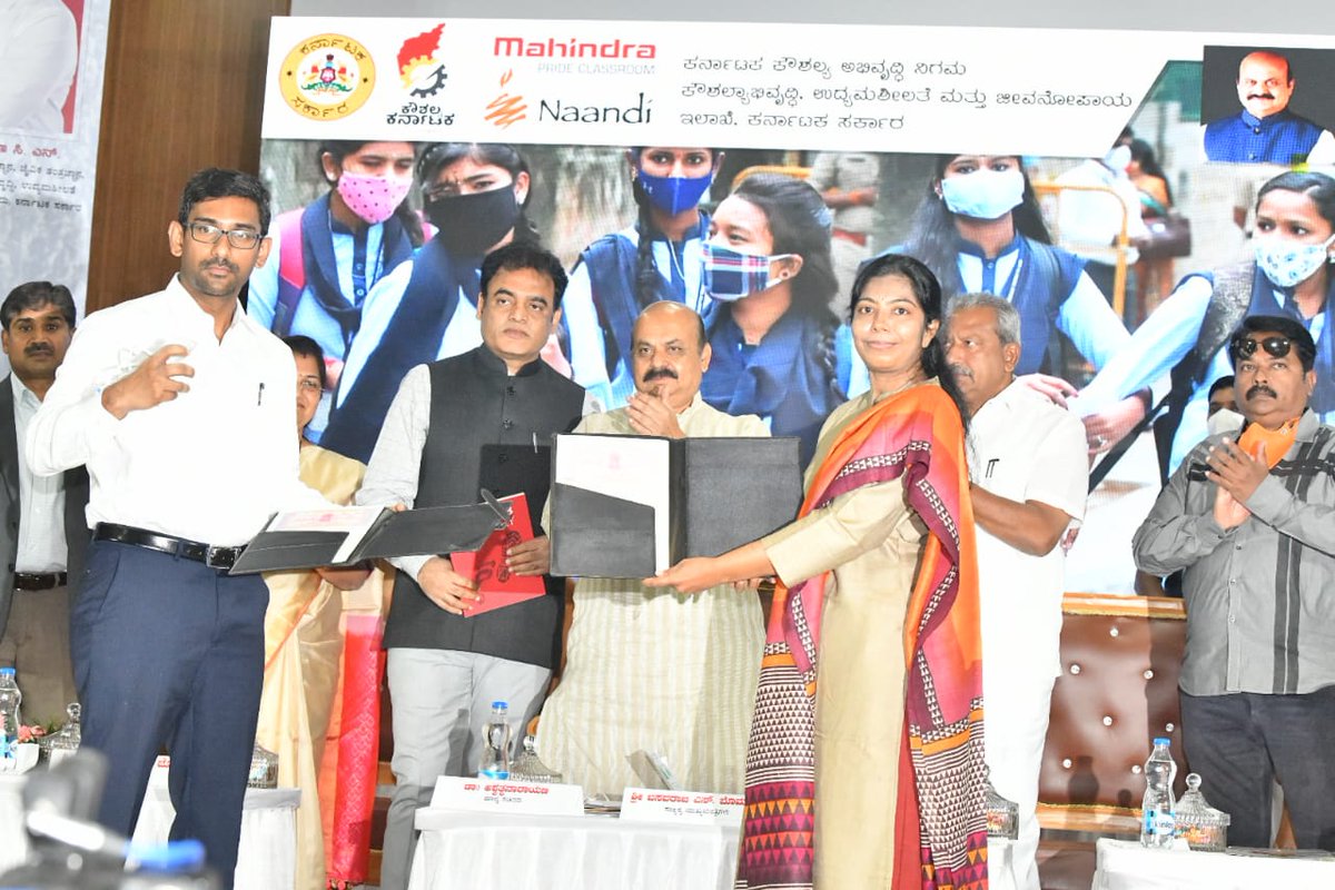 CMofKarnataka's tweet photo. ಮುಖ್ಯಮಂತ್ರಿ @BSBommai ಅವರು ಇಂದು ಬೆಳಗಾವಿಯಲ್ಲಿ ಕರ್ನಾಟಕ ಕೌಶಲ್ಯ ಅಭಿವೃದ್ಧಿ ನಿಗಮ, ಕೌಶಲ್ಯ ಅಭಿವೃದ್ಧಿ, ಉದ್ಯಮಶೀಲತೆ ಮತ್ತು ಜೀವನೋಪಾಯ ಇಲಾಖೆ ಆಯೋಜಿಸಿದ್ದ 'ಸರ್ವರಿಗೂ ಉದ್ಯೋಗ',  ಹಾಗೂ 'ಬೆಳಗಾವಿ ಉದ್ಯೋಗ ಮೇಳ'ವನ್ನು ಉದ್ಘಾಟನೆ ಮಾಡಿದರು. (1/2) https://t.co/OukwPXofvE