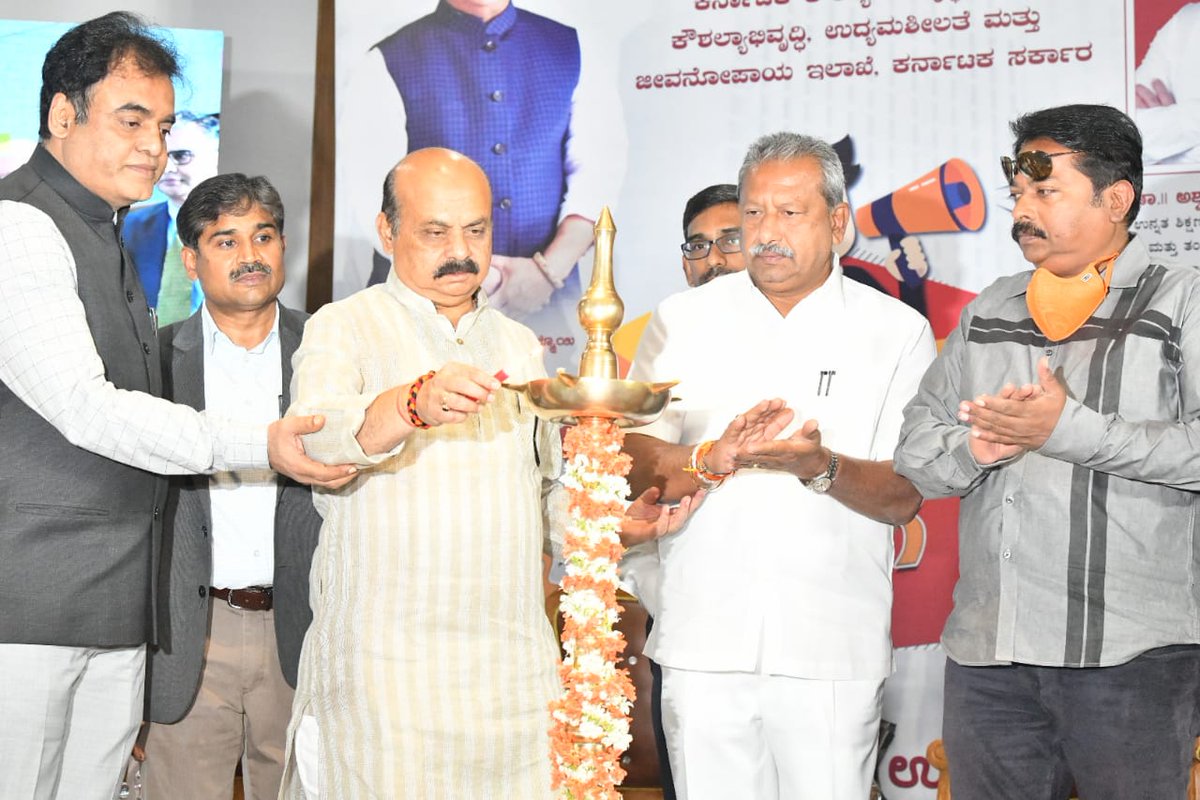 CMofKarnataka's tweet photo. ಮುಖ್ಯಮಂತ್ರಿ @BSBommai ಅವರು ಇಂದು ಬೆಳಗಾವಿಯಲ್ಲಿ ಕರ್ನಾಟಕ ಕೌಶಲ್ಯ ಅಭಿವೃದ್ಧಿ ನಿಗಮ, ಕೌಶಲ್ಯ ಅಭಿವೃದ್ಧಿ, ಉದ್ಯಮಶೀಲತೆ ಮತ್ತು ಜೀವನೋಪಾಯ ಇಲಾಖೆ ಆಯೋಜಿಸಿದ್ದ 'ಸರ್ವರಿಗೂ ಉದ್ಯೋಗ',  ಹಾಗೂ 'ಬೆಳಗಾವಿ ಉದ್ಯೋಗ ಮೇಳ'ವನ್ನು ಉದ್ಘಾಟನೆ ಮಾಡಿದರು. (1/2) https://t.co/OukwPXofvE