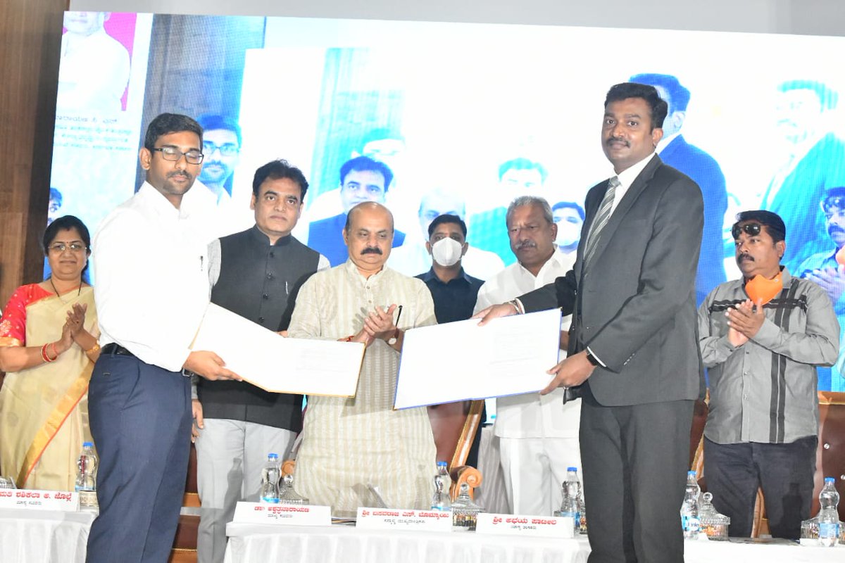 CMofKarnataka's tweet photo. ಮುಖ್ಯಮಂತ್ರಿ @BSBommai ಅವರು ಇಂದು ಬೆಳಗಾವಿಯಲ್ಲಿ ಕರ್ನಾಟಕ ಕೌಶಲ್ಯ ಅಭಿವೃದ್ಧಿ ನಿಗಮ, ಕೌಶಲ್ಯ ಅಭಿವೃದ್ಧಿ, ಉದ್ಯಮಶೀಲತೆ ಮತ್ತು ಜೀವನೋಪಾಯ ಇಲಾಖೆ ಆಯೋಜಿಸಿದ್ದ 'ಸರ್ವರಿಗೂ ಉದ್ಯೋಗ',  ಹಾಗೂ 'ಬೆಳಗಾವಿ ಉದ್ಯೋಗ ಮೇಳ'ವನ್ನು ಉದ್ಘಾಟನೆ ಮಾಡಿದರು. (1/2) https://t.co/OukwPXofvE