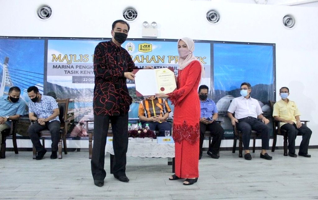 JKRTerengganu's tweet photo. Majlis Penyerahan 4 dalam 1 (CPC,As Built Drawing, SOFA &amp; Penjimatan Kos RM1 Juta) bg Projek Merekabentuk, Membina &amp; Menyiapkan Marina Pengkalan Gawi &amp; Jambatan ke Pulau Poh Tasik Kenyir, H.Trg yg telah disempurnakan oleh Tn Pengarah Ir.@yusufghani200. Tahniah semua yg terlibat! https://t.co/YfNwxWdkqY