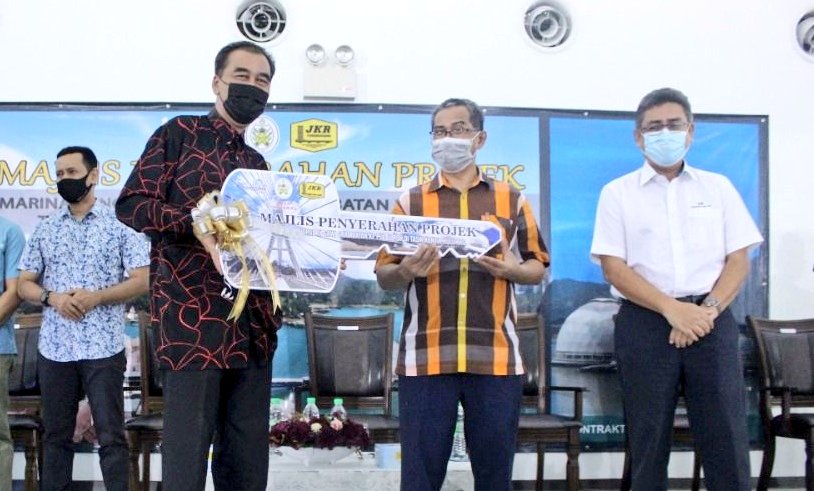 JKRTerengganu's tweet photo. Majlis Penyerahan 4 dalam 1 (CPC,As Built Drawing, SOFA &amp; Penjimatan Kos RM1 Juta) bg Projek Merekabentuk, Membina &amp; Menyiapkan Marina Pengkalan Gawi &amp; Jambatan ke Pulau Poh Tasik Kenyir, H.Trg yg telah disempurnakan oleh Tn Pengarah Ir.@yusufghani200. Tahniah semua yg terlibat! https://t.co/YfNwxWdkqY