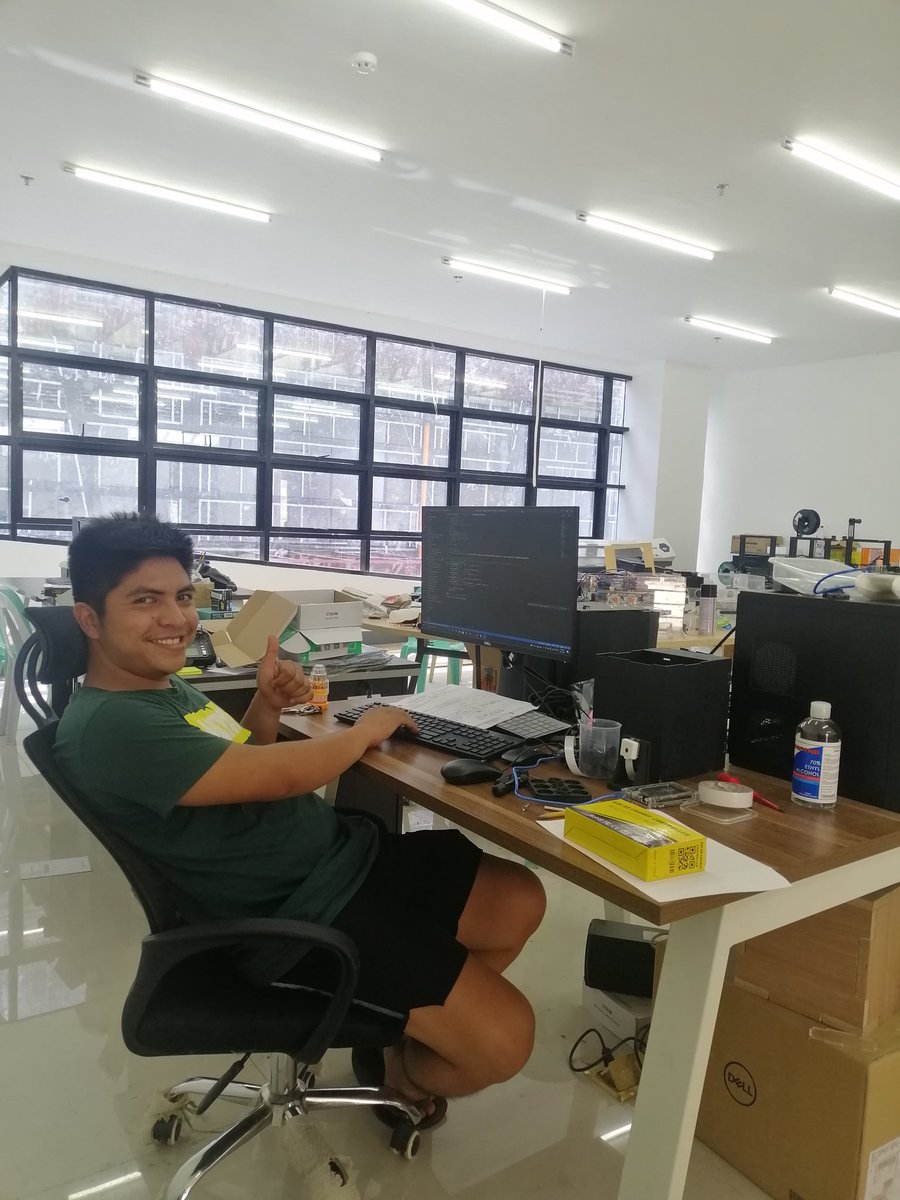 b3nnyGamingx's tweet photo. Kanang ni duty naka balik pero nag bakasyon na sila tanan. Merry Christmas nalang kahit walang party. #messyoffice #nakaligonako https://t.co/HqD3b4b9hY