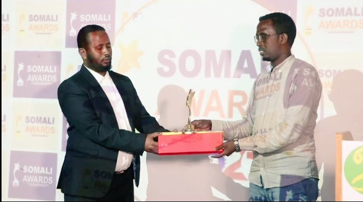 socotuofficial's tweet photo. #Congratulations to Abdullahi M. Elmi & @somali_teachers fraternity for winning the #Best #Teacher 2021 Award.
#SONUT chairman Mr. Abdinasir Salat presented the prestigious #Somali #Awards of #2021 best teacher to Abdullahi M. Elmi for his role in access to quality education. https://t.co/0KayVQinVk