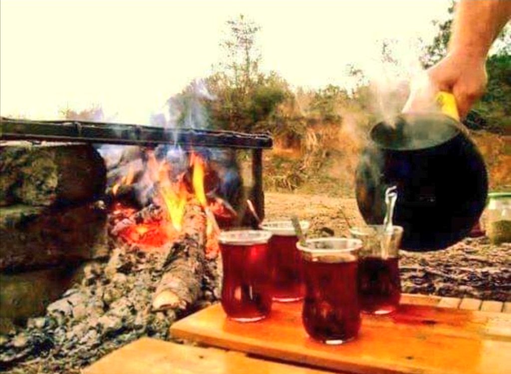 "Bazılarının pişmanlıklarıyla benim affedişlerim bir araya gelip çay içelim deseler, hesabı yine benim iyi niyetim öder."

#Günaydın
