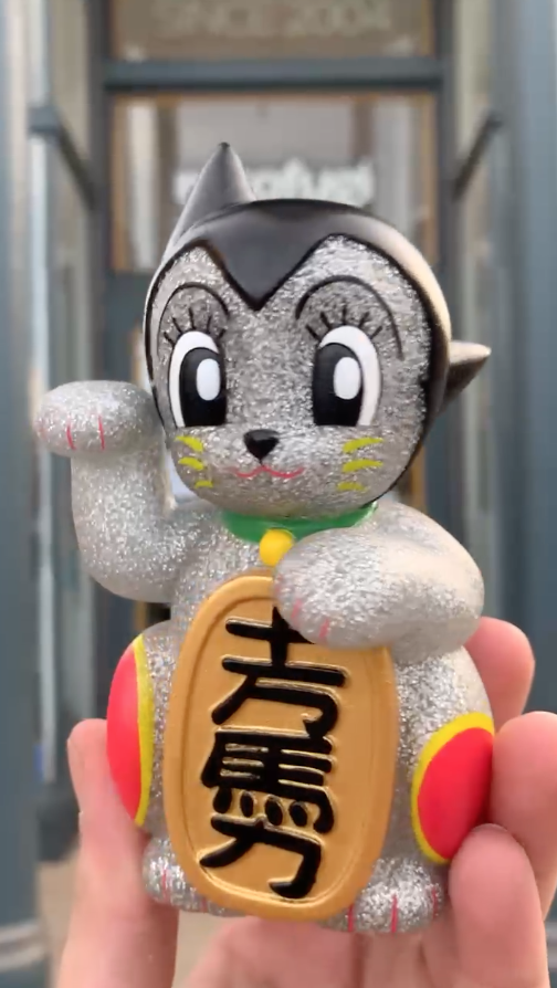 toysrevil's tweet photo. #toynews on #TOYSREVIL: https://t.co/uInw9BiSYP

#Rotofugi-Exclusive Silver Metallic Flake #MANEKIASTRO from #DoomCo available now via @rotofugi https://t.co/qsQCcfXRpj...!

#designertoy #vinyltoy
#toysblog #toyblog #toysrevilblog
I Do Not Sell This https://t.co/laQwL7lSlt