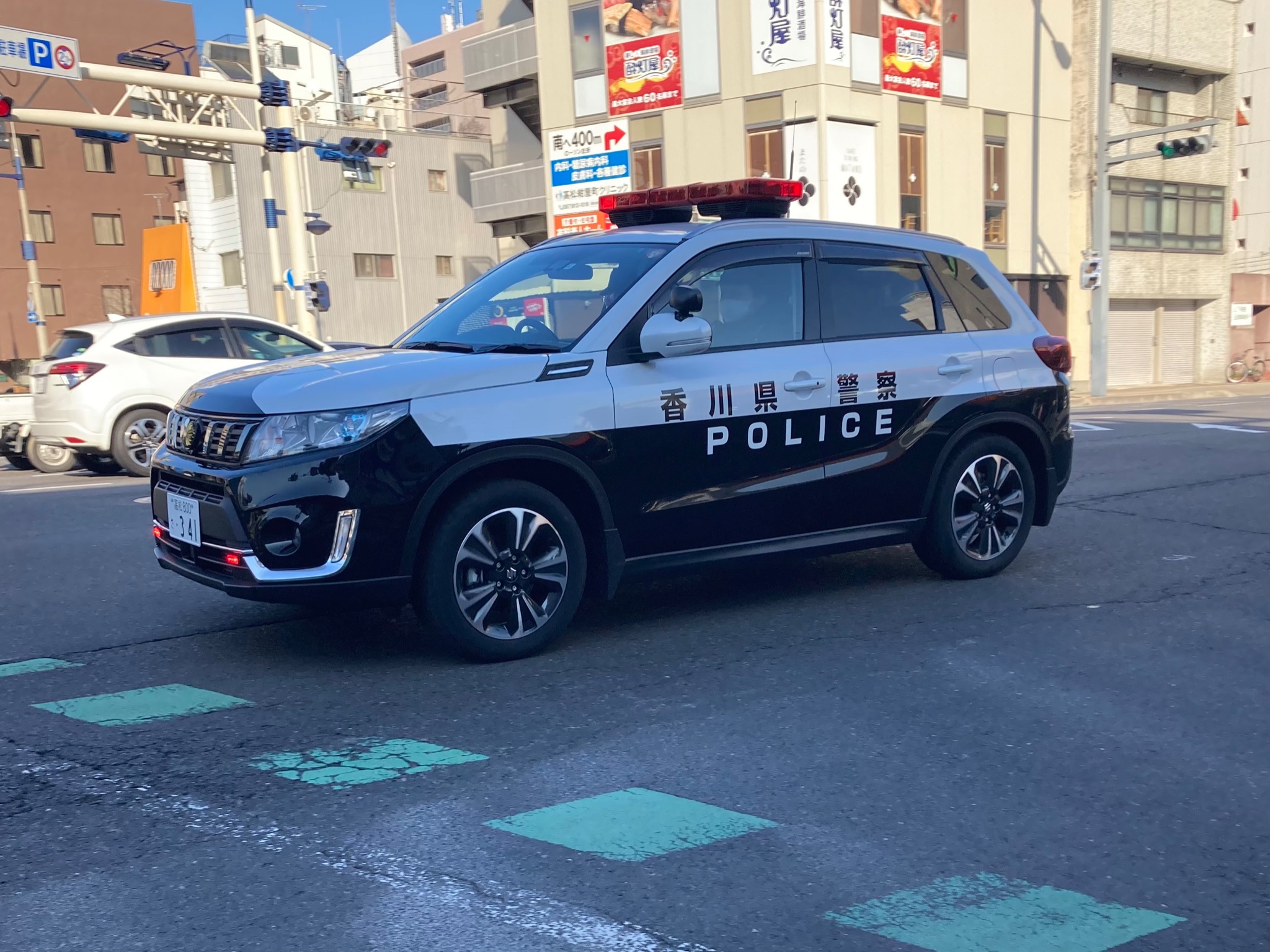 ﾊﾟﾝﾌﾟｷｰﾝ 香川県警察高松北警察署 スズキ4代目エスクード パトカー 4代目は初めて見ました 名古屋電気製のフリックス赤色灯を搭載しています 県費車でしょうね 香川県警 パトカー エスクード 警察車両 T Co Nl7pux2fox Twitter