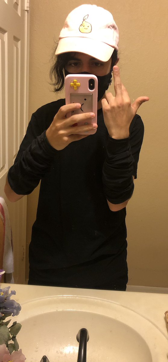 turtlemonade's tweet photo. I like the ponytail hat look :) https://t.co/spz6F7z6HD