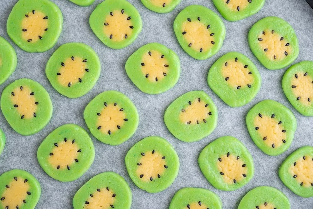 shokosan_marine's tweet photo. Home made cookie👨🏽🍳🍪
前に作ったアイスボックスクッキー🍪
✔️くま彦🧸
✔️キウイ🥝
#iceboxcookies
#クマ彦
#おうちカフェ
#15時のおやつ https://t.co/wZTOOMZKmK