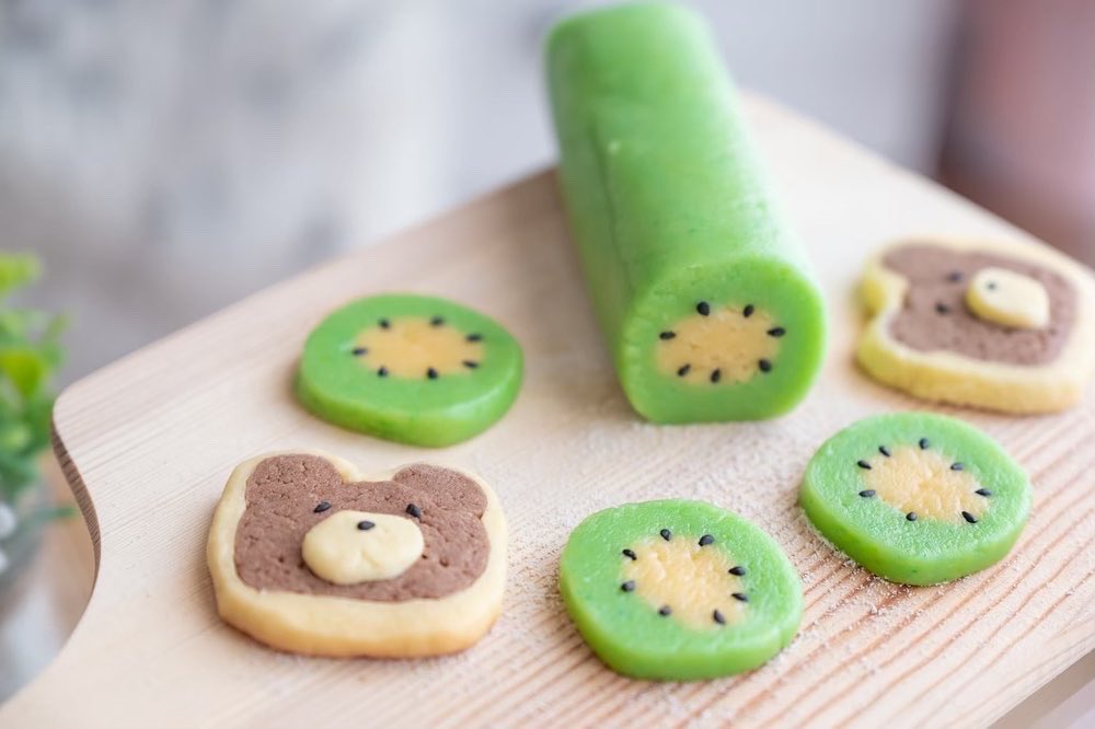 shokosan_marine's tweet photo. Home made cookie👨🏽🍳🍪
前に作ったアイスボックスクッキー🍪
✔️くま彦🧸
✔️キウイ🥝
#iceboxcookies
#クマ彦
#おうちカフェ
#15時のおやつ https://t.co/wZTOOMZKmK