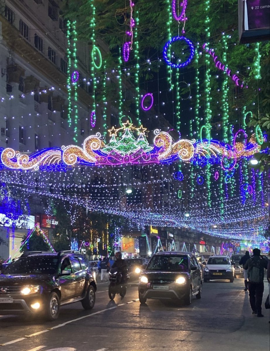 RijuDutta_84's tweet photo. This is “Park Street, Kolkata” all decked up to welcome #Christmas !

The “Christmas Festival” was inaugurated by the Hon’ble CM of WB Ms. @MamataOfficial in presence of Sh. @derekobrienmp &amp; Sh. @Indrani39664132 !

We celebrate Christmas like Durga Puja..this is our Culture !! https://t.co/JrGtj0swiS