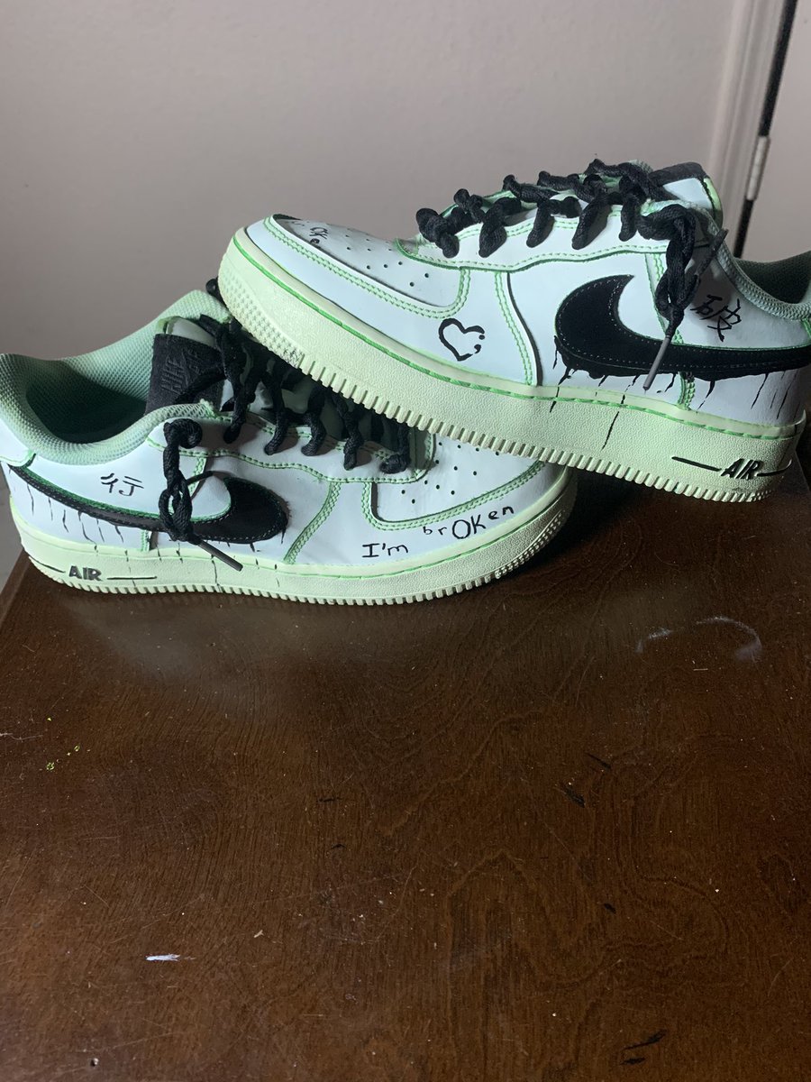 d__robert's tweet photo. A lil night session🤭 I had to hook my best up but y’all knew that😉 🤝🖤 #theshakeback💯 #2tallcustoms👟 #2tallartstudio🎨🧘🏾‍♂️ @DejaKayy https://t.co/yyvCCPYA1C