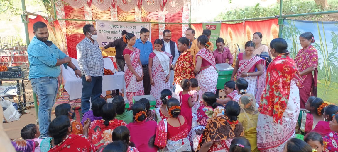 soilcons_odisha's tweet photo. ବୃଷ୍ଟିପୁଷ୍ଟ ଅଂଚଳ ଉନ୍ନୟନ ଯୋଜନା ଅନ୍ତର୍ଗତ ଜଳବିଭାଜିକା ପ୍ରକଳ୍ପ ନିର୍ଦ୍ଦେଶକଙ୍କ ଦ୍ୱାରା ଆୟୋଜିତ କାର୍ଯ୍ୟକ୍ରମ ରେ ମାନ୍ୟବର ପଟାଂଗୀ ବିଧାୟକ ଙ୍କ ଦ୍ୱାରା କୋରାପୁଟ ଜିଲ୍ଲାର କୋଟିଆ ଗ୍ରାମ ପଂଚାୟତ ର ସ୍ୱୟଂ ସହାୟକ ସଂଘ ତଥା ହିତାଧିକାରୀ ଙ୍କୁ ସହାୟତା ବଣ୍ଟନ https://t.co/HIAJcub3Vj