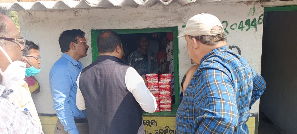 ବୃଷ୍ଟିପୁଷ୍ଟ ଅଂଚଳ ଉନ୍ନୟନ ଯୋଜନା ଅନ୍ତର୍ଗତ ଜଳବିଭାଜିକା ପ୍ରକଳ୍ପ ନିର୍ଦ୍ଦେଶକଙ୍କ ଦ୍ୱାରା ଆୟୋଜିତ କାର୍ଯ୍ୟକ୍ରମ ରେ ମାନ୍ୟବର ପଟାଂଗୀ ବିଧାୟକ ଙ୍କ ଦ୍ୱାରା କୋରାପୁଟ ଜିଲ୍ଲାର କୋଟିଆ ଗ୍ରାମ ପଂଚାୟତ ର ସ୍ୱୟଂ ସହାୟକ ସଂଘ ତଥା ହିତାଧିକାରୀ ଙ୍କୁ ସହାୟତା ବଣ୍ଟନ