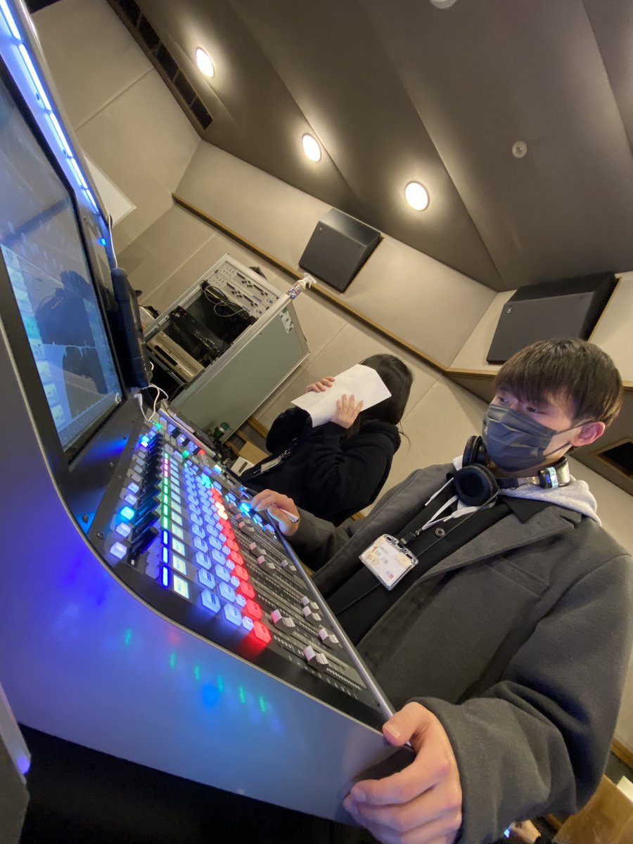 technos_onkyo's tweet photo. ミュージック科クリスマススーパーライブin TVstudio
配信&amp;レコーディング中♪
3年生with1年生のチーム編成で只今配信しております！
そして配信卓はSSL L100
是非ご覧下さい♪
https://t.co/dczouaNPof https://t.co/8pFo4yzdJC