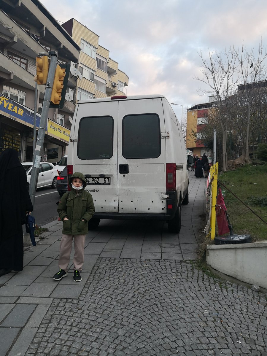 elifduz2008's tweet photo. Bayrampaşa Şair Baki Okul yolumuz işkal altında @ibbBeyazmasa @IBB_Bisiklet @arabadan_in @BisikletUlasim @EmniyetGM @TC_istanbul @tcbestepe @csbgovtr @bpasabelediyesi  @trafikihlali https://t.co/lYkv2xC3WQ