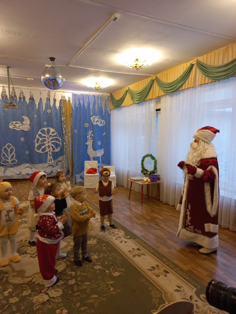 В д/сад "Ежик"#Новокуйбышевск наконец-то прибыл дедушка Мороз. Сегодня первыми он поздравил самых маленьких воспитанников, доставив детям много радости и сладких подарков.